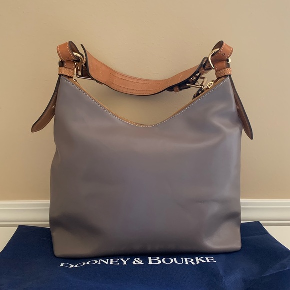 π©Ά SALE!! Dooney and Bourke Wexford Smooth Leather Zipper Sac in Taupe π©Ά - Picture 6 of 16